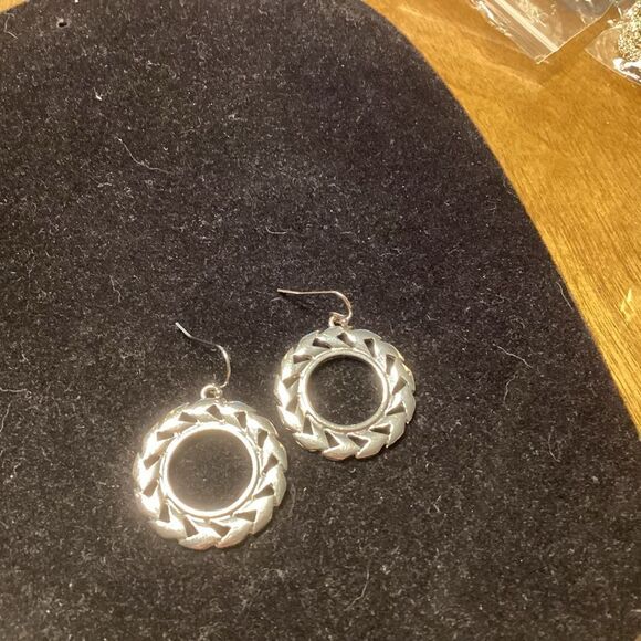 Bright Silvertone Wreath Pierced Earrings - Picture 4 of 5